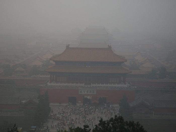 Главная достопримечательность Пекина, дворец Гугун в смоге.