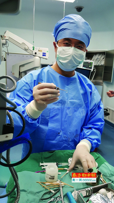 Доктор Юань во время операции. Фото: Жэньминь Жибао