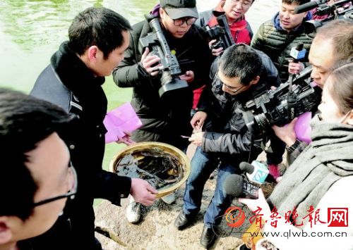 Местные жители выпускают рыбу на волю. Фото: en.people.cn
