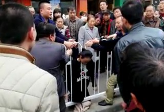 Беременная китаянка застряла в уличной ограде и задохнулась