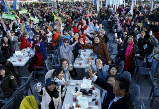 Китайские поклонники корейских сериалов устроили фестиваль пива и жареной курицы в Инчхоне