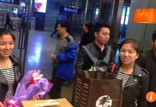В Китае молодожены-близнецы решились на пластические операции, чтобы их не путали супруги-близняшки