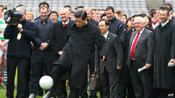 Си Цзиньпин во время визита в Ирландию в 2012 году. Фото: AFP
