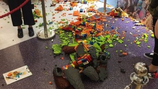 китайский мальчик разрушил скульптуру из LEGO