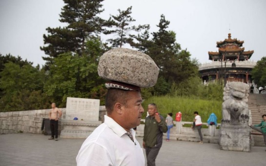 китаец в камнем на голове
