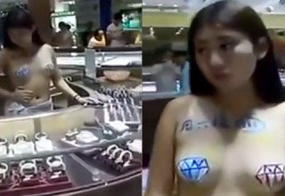 Китаянка рекламирует ювелирный магазин с помощью обнаженной груди