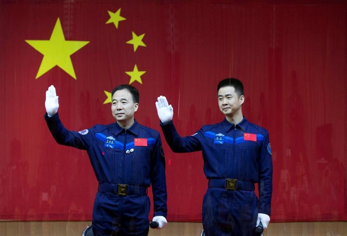 Китайские астронавты Цзин Хайпэн (слева) и Чэнь Дун на пресс-конференции перед запуском корабля. Фото: reuters.com.