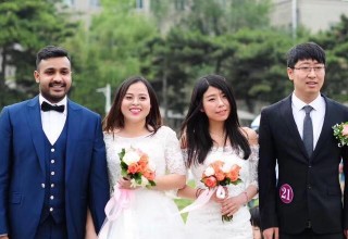 Выпускники китайского вуза устроили групповую свадьбу