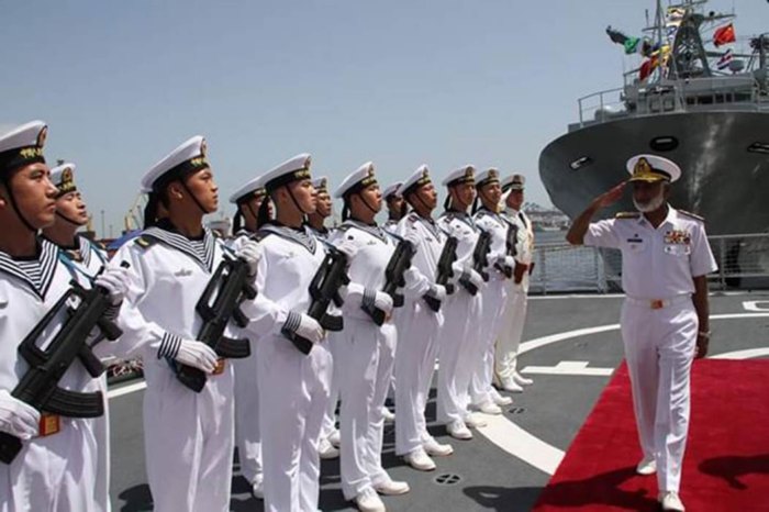 Начальник морского штаба, адмирал Мухаммед Закауллах, приветствует моряков НОАК в порту Карачи, Пакистан
