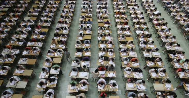 Студенты сдают всекитайские государственные вступительные в вузы экзамены. Фото: sina.com