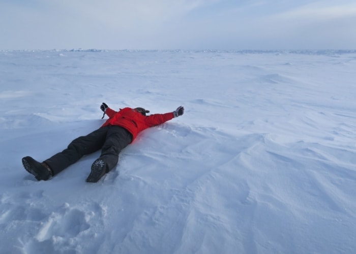Счастливый турист на Северном полюсе.