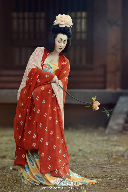 Девушка, одетая и накрашенная по моде династии Тан. Фото: iaweg.com