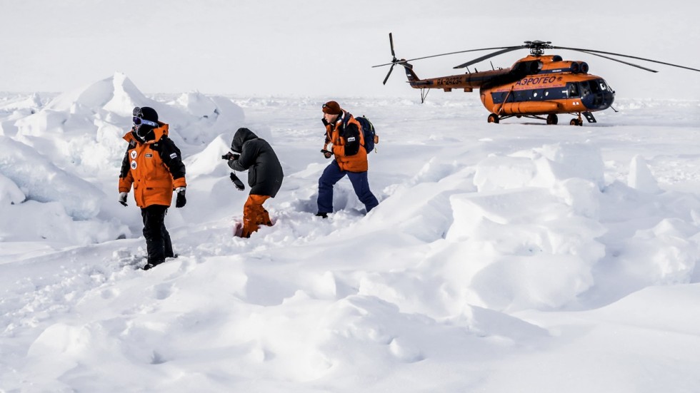 Туристы прилетели на Северный полюс на российском вертолете Ми-8