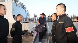 Матросы НОАК сопровождают эвакуированный из Йемена китайский персонал в Джибути, 2015 г.