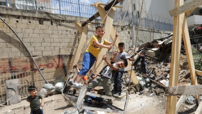 Дети-беженцы играют на развалинах палестинского лагеря в Бейруте, Ливан. 