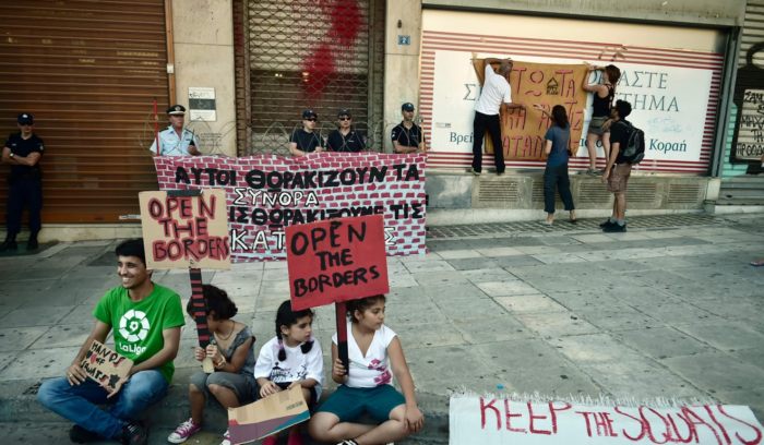 Дети-беженцы у ворот Министерства внутренних дел Греции, Афины.