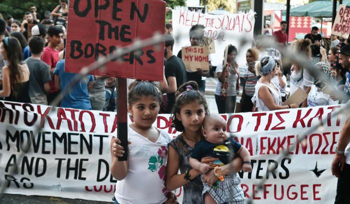 Беженцы на демонстрации в Афинах.
