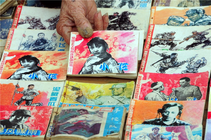 80-летний мужчина показывает свою коллекцию иллюстрированных книг. Фото: Fang Dehua/Asianewsphoto