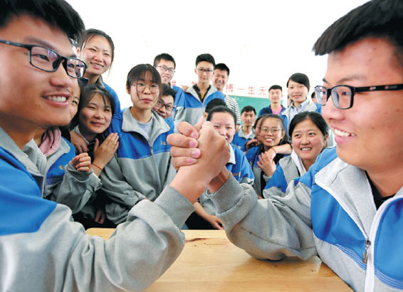 Учащиеся средней школы в деревне Дунхай, провинции Цзянсу, пытаются снять напряжение перед предстоящими вступительными экзаменами в университеты гаокао. Фото: China Daily 