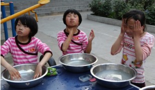 НПО "Morning Tear Hong Kong" оказывает помощь детям заключенных в городе Чжэнчжоу, провинция Хэнань.