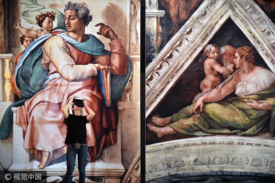 Посетитель выставки рассматривает копии фресок Микеланджело с помощью очков дополненной реальности. Фото: China Daily