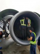 В Китае работники аэропорта "Пудун" потратили четыре часа, чтобы достать монеты из двигателя самолета