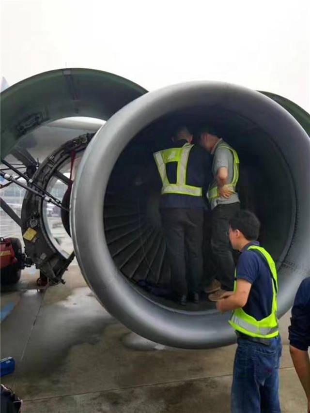 В Китае работники аэропорта "Пудун" потратили четыре часа, чтобы достать монеты из двигателя самолета 