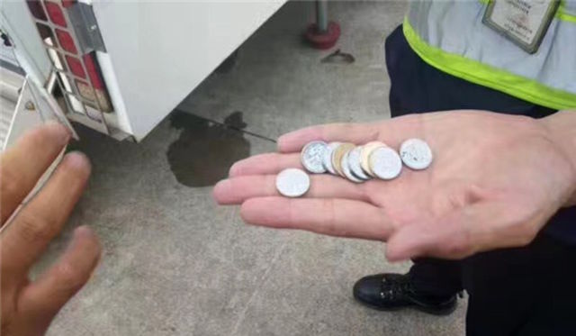 В Китае женщина бросила в турбину самолета девять монет "на удачу". 