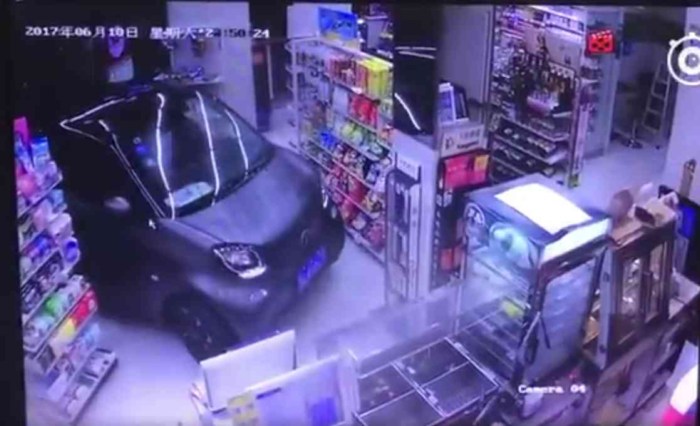В Китае водитель буквально заехал в магазин за покупками