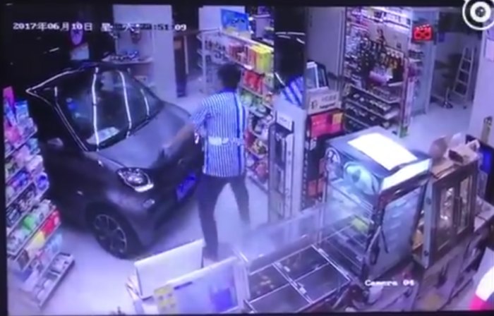 Продавец магазина в Китае помог водителю выехать на улицу