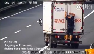В Китае водитель попытался закрыть номер машины, проехав задом наперед