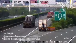 В Китае водитель и его пассажир попытались скрыться от дорожной видеокамеры