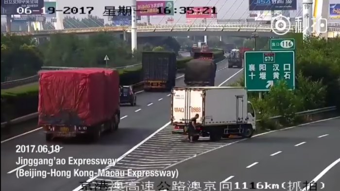 В Китае водитель, проехавший по трассе задним ходом, получит штраф