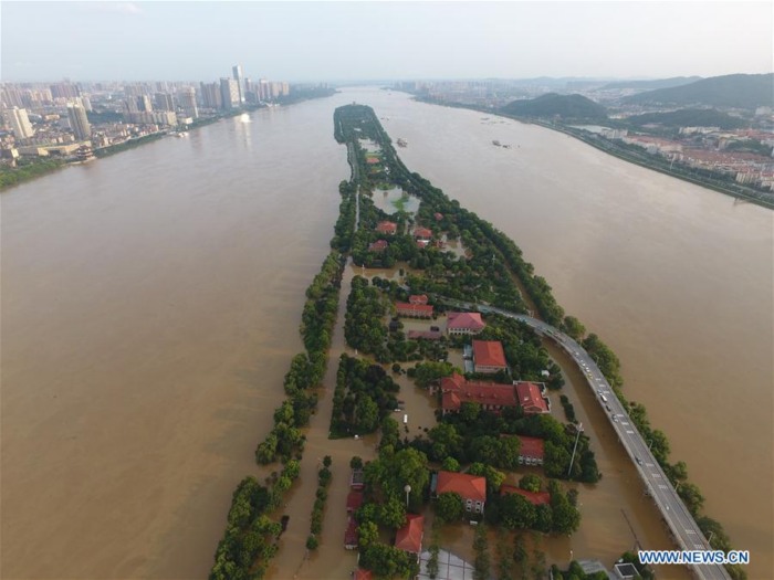 На юге Китая проливные дожди стали причиной масштабных наводнений