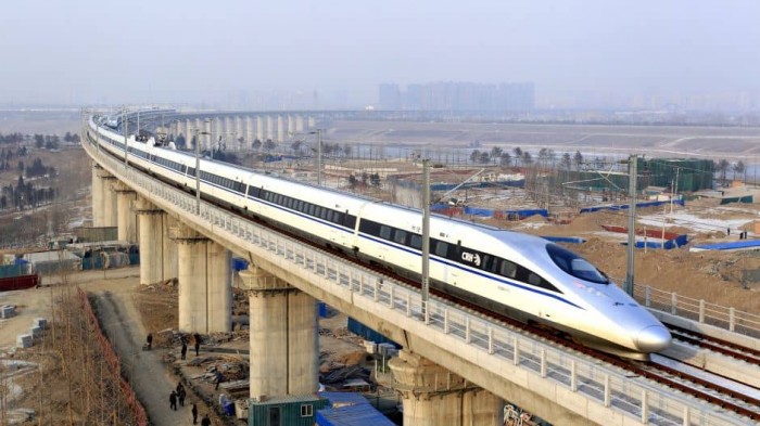 Скоростной поезд "Фусин" прибывает на железнодорожную станцию в Тяньцзинь. Фото: Синьхуа
