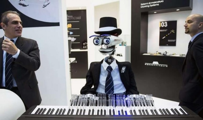 Teatronico — робот с девятнадцатью пальцами, разработанный для игры на фортепиано. Фото: VCG Photo 