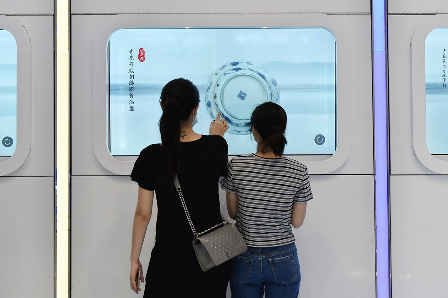 Посетители могут узнать больше об экспонатах, прочитав информацию на интерактивных дисплеях.