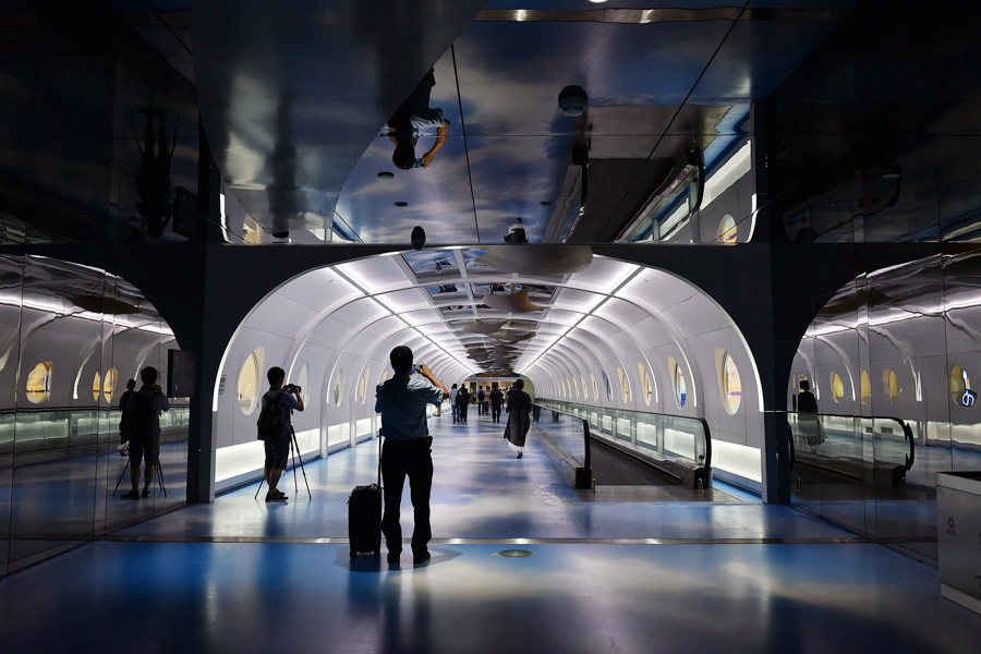 Пассажиры аэропорта снимают на камеры коридор Хайтянь.