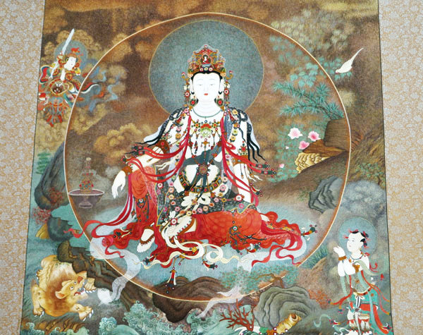 Вышивка с изображением богини Гуаньинь в окружении ее символов – воды и луны. Фото: China Daily