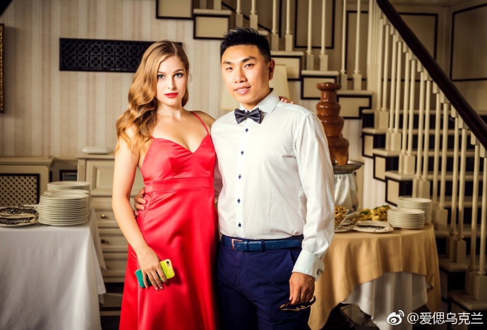 Мэй Айцай и его жена Дарья. Фото: weibo.com/culoveclub