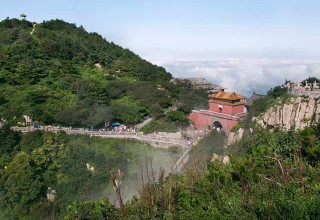 Сила любви: китаец поднял парализованную жену на вершину горы Тайшань