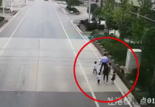 В Китае пьяный водитель без прав сбил семью из шести человек