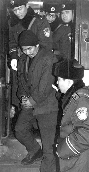 Подозреваемый, доставленный в Пекин (1993 год) Фото: russian.dbw.cn