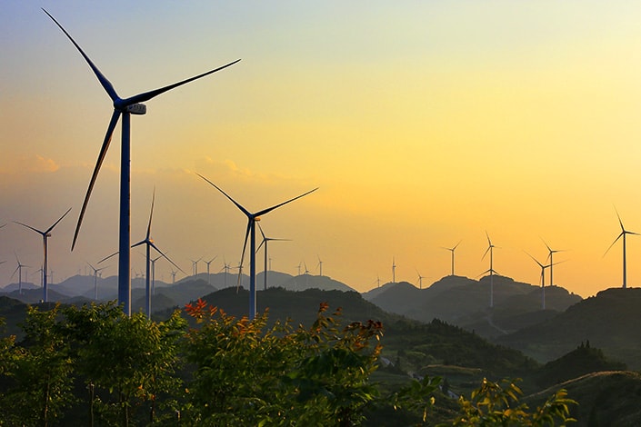 Ветровые турбины в провинции Хубэй. Фото: Caixin