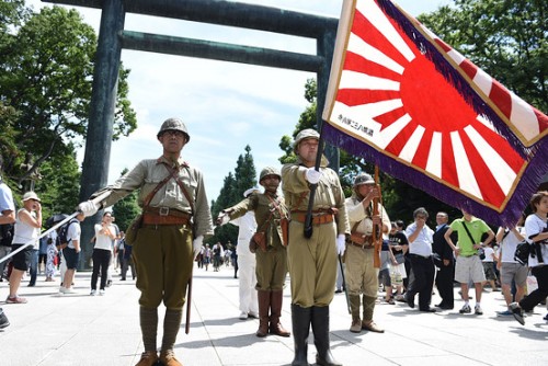 Японцы, одетые в форму времен Второй мировой войны, у синтоистского святилища Ясукуни. Фото: Getty Images