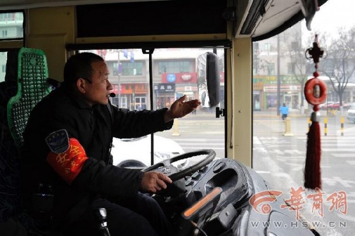 Водитель автобуса набрал популярность в китайском интернете — он объявляет остановки по-английски