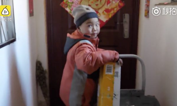 Семилетний китаец доставляет посылки вместо школы