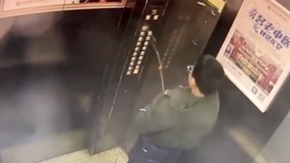 Подросток из Чунцина попал в неловкую ситуацию после того, как помочился на панель управления лифта