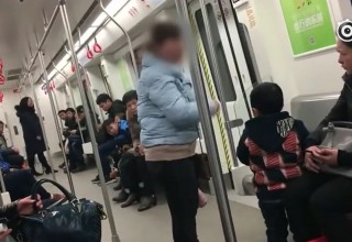 В Китае мать ударила сына за потерю жетона метро. Пользователи сети сочувствуют ей