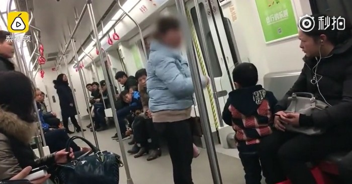 китай метро дети